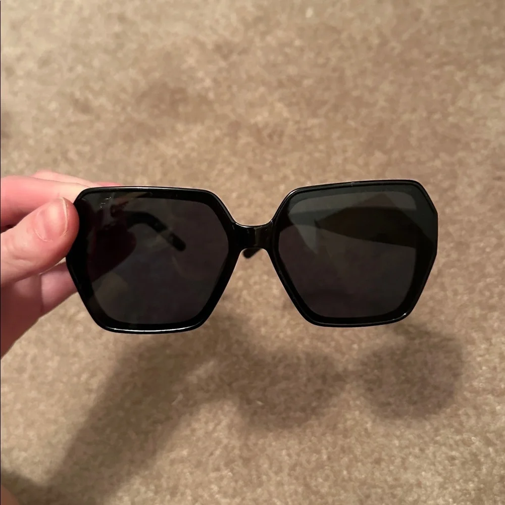 Oversized sunglass selling as is Ysl label on side - Picture 2 of 5